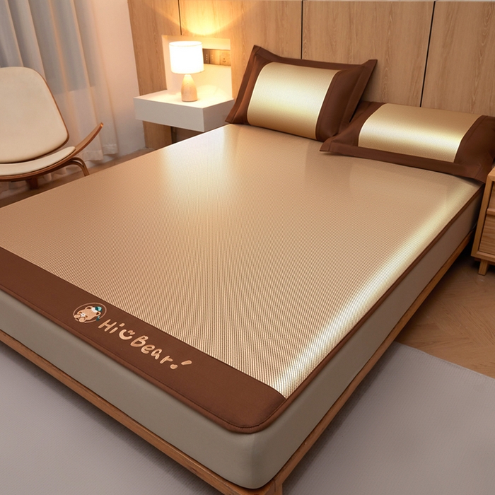 91家纺网 家纺一手货源 找家纺 全季家居 2025新款A类抗菌防螨小熊系列冰藤席凉席席子 平纹熊-金咖 床笠