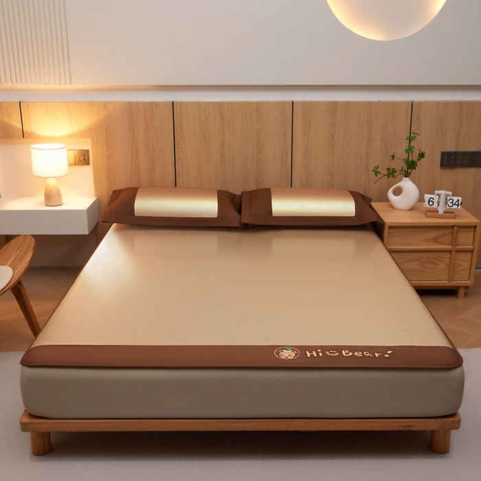 91家纺网 家纺一手货源 找家纺 全季家居 2025新款A类抗菌防螨小熊系列冰藤席凉席席子 平纹熊-金咖 床笠