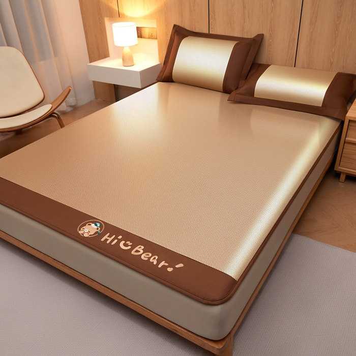 91家纺网 家纺一手货源 找家纺 全季家居 2025新款A类抗菌防螨小熊系列冰藤席凉席席子 平纹熊-金咖 床笠