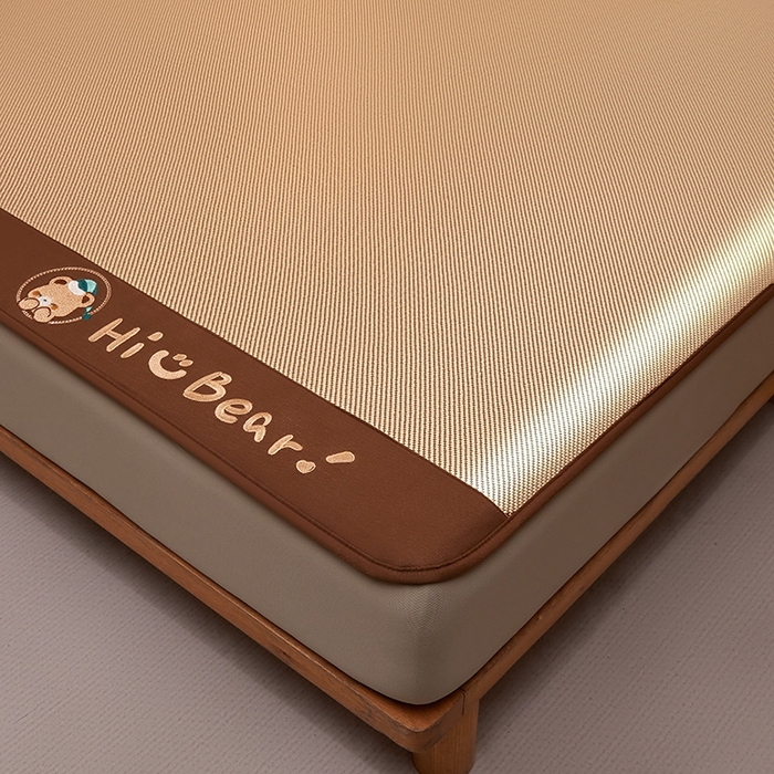 91家纺网 家纺一手货源 找家纺 全季家居 2025新款A类抗菌防螨小熊系列冰藤席凉席席子 平纹熊-金咖 床笠