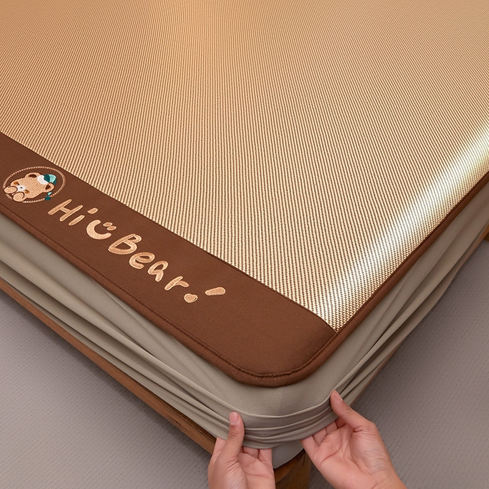 91家纺网 家纺一手货源 找家纺 全季家居 2025新款A类抗菌防螨小熊系列冰藤席凉席席子 平纹熊-金咖 床笠