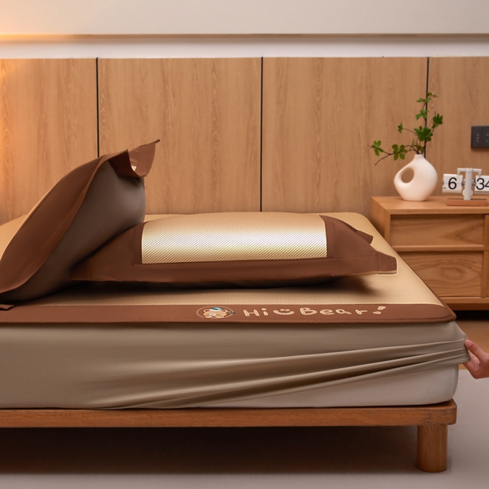 91家纺网 家纺一手货源 找家纺 全季家居 2025新款A类抗菌防螨小熊系列冰藤席凉席席子 平纹熊-金咖 床笠