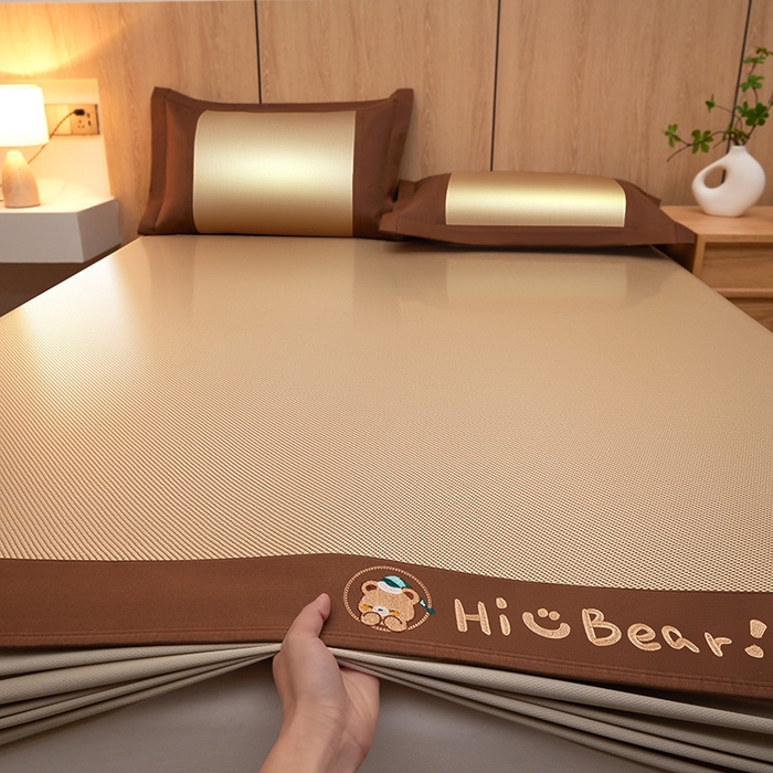 91家纺网 家纺一手货源 找家纺 全季家居 2025新款A类抗菌防螨小熊系列冰藤席凉席席子 平纹熊-金咖 床笠