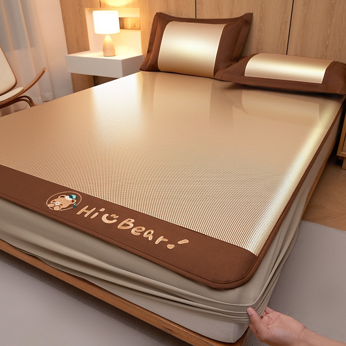 91家纺网 家纺一手货源 找家纺 全季家居 2025新款A类抗菌防螨小熊系列冰藤席凉席席子 平纹熊-金咖 床笠