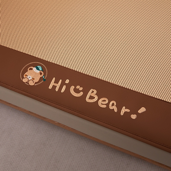 91家纺网 家纺一手货源 找家纺 全季家居 2025新款A类抗菌防螨小熊系列冰藤席凉席席子 平纹熊-金咖 床笠