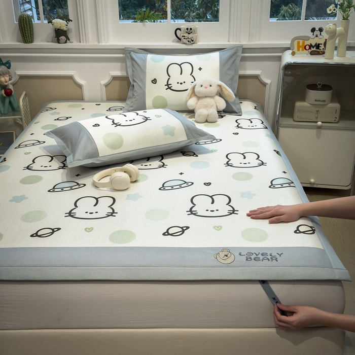 91家纺网 家纺一手货源 找家纺 全季家居 2025新款A类抗菌防螨数码印花冰藤席凉席席子 太空兔 床席