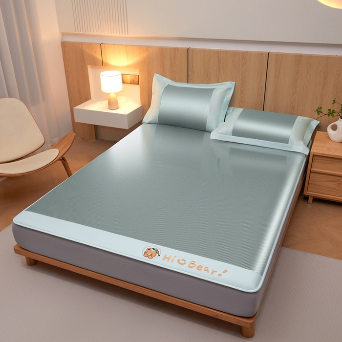 91家纺网 家纺一手货源 找家纺 全季家居 2025新款A类抗菌防螨小熊系列冰藤席凉席席子 平纹熊-水绿 床笠