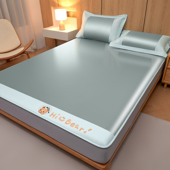 91家纺网 家纺一手货源 找家纺 全季家居 2025新款A类抗菌防螨小熊系列冰藤席凉席席子 平纹熊-水绿 床笠