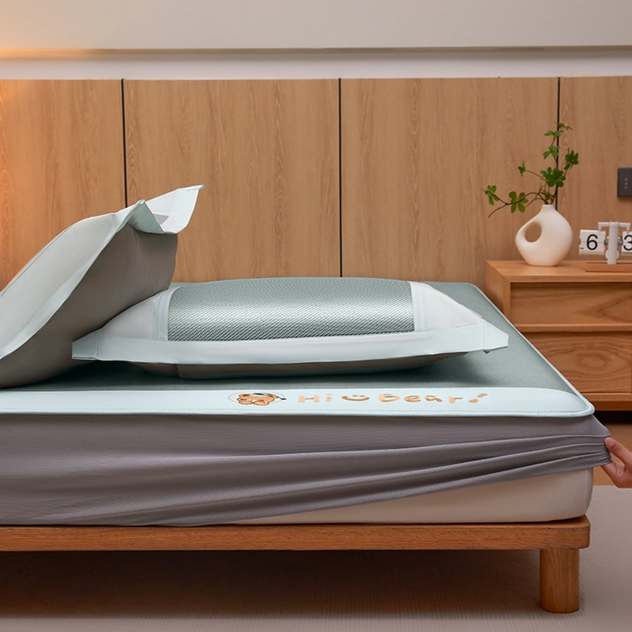 91家纺网 家纺一手货源 找家纺 全季家居 2025新款A类抗菌防螨小熊系列冰藤席凉席席子 平纹熊-水绿 床笠