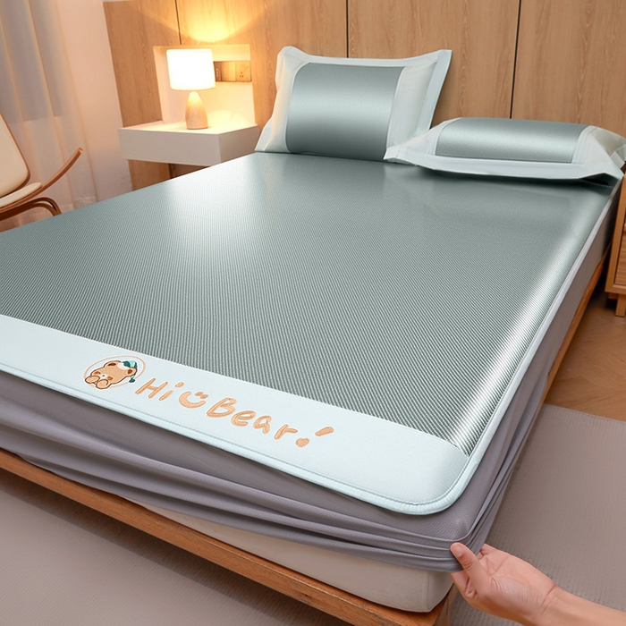 91家纺网 家纺一手货源 找家纺 全季家居 2025新款A类抗菌防螨小熊系列冰藤席凉席席子 平纹熊-水绿 床笠