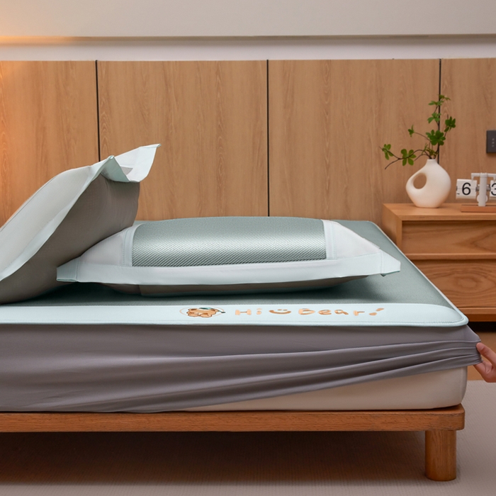 91家纺网 家纺一手货源 找家纺 全季家居 2025新款A类抗菌防螨小熊系列冰藤席凉席席子 平纹熊-水绿 床笠