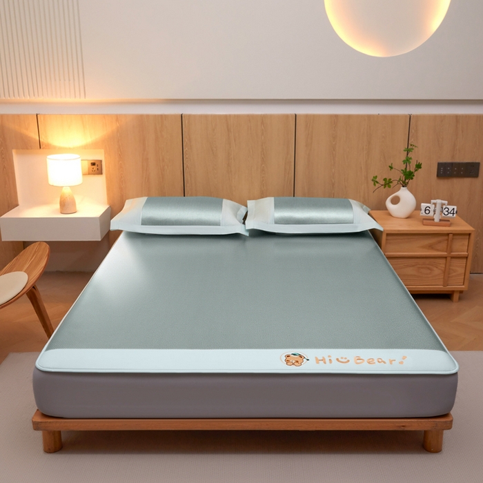 91家纺网 家纺一手货源 找家纺 全季家居 2025新款A类抗菌防螨小熊系列冰藤席凉席席子 平纹熊-水绿 床笠