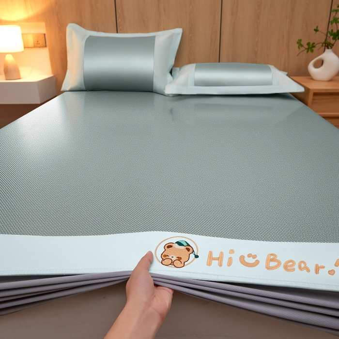 91家纺网 家纺一手货源 找家纺 全季家居 2025新款A类抗菌防螨小熊系列冰藤席凉席席子 平纹熊-水绿 床笠