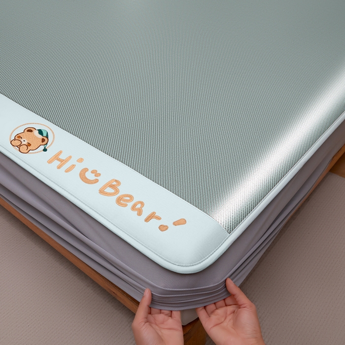 91家纺网 家纺一手货源 找家纺 全季家居 2025新款A类抗菌防螨小熊系列冰藤席凉席席子 平纹熊-水绿 床笠