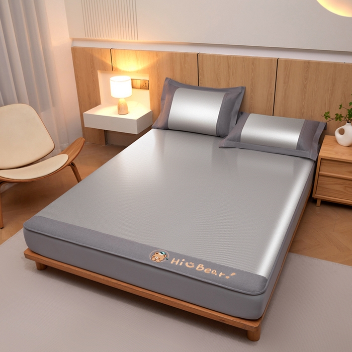 91家纺网 家纺一手货源 找家纺 全季家居 2025新款A类抗菌防螨小熊系列冰藤席凉席席子 平纹熊-银灰 床笠