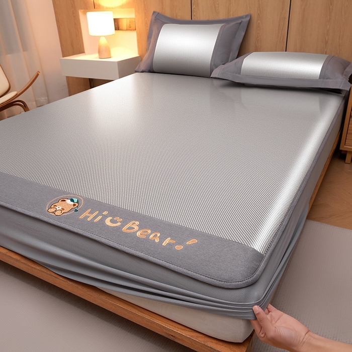 91家纺网 家纺一手货源 找家纺 全季家居 2025新款A类抗菌防螨小熊系列冰藤席凉席席子 平纹熊-银灰 床笠