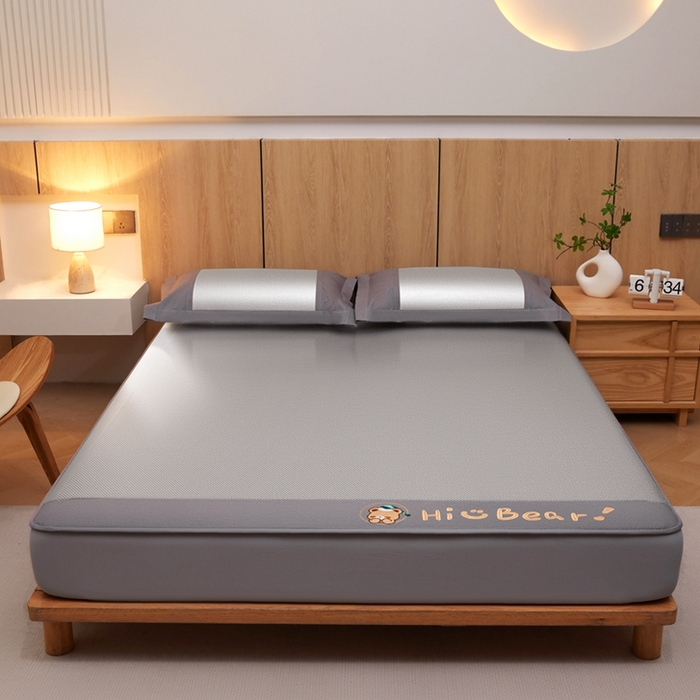 91家纺网 家纺一手货源 找家纺 全季家居 2025新款A类抗菌防螨小熊系列冰藤席凉席席子 平纹熊-银灰 床笠