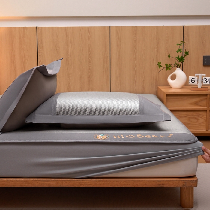 91家纺网 家纺一手货源 找家纺 全季家居 2025新款A类抗菌防螨小熊系列冰藤席凉席席子 平纹熊-银灰 床笠