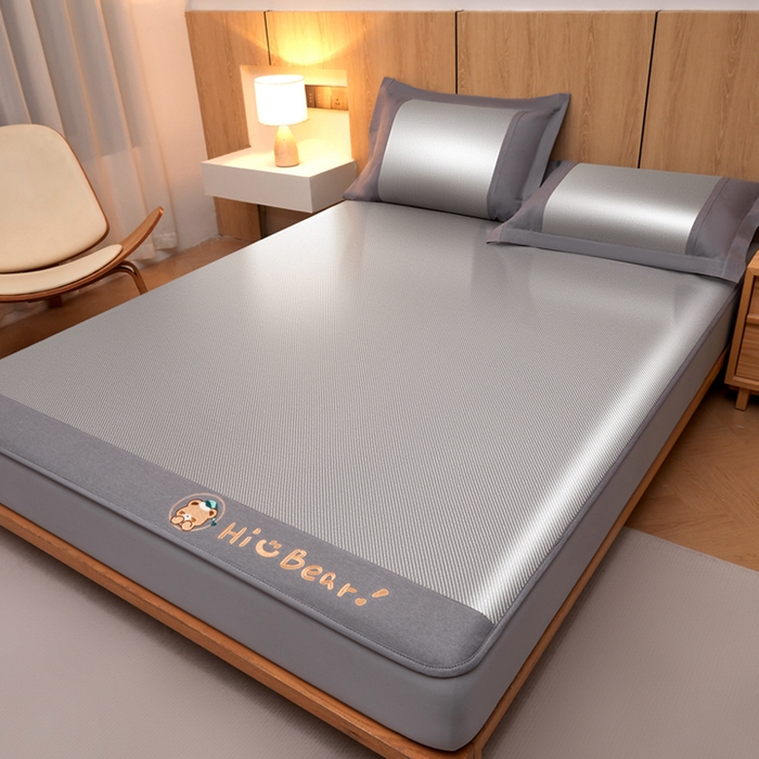 91家纺网 家纺一手货源 找家纺 全季家居 2025新款A类抗菌防螨小熊系列冰藤席凉席席子 平纹熊-银灰 床笠