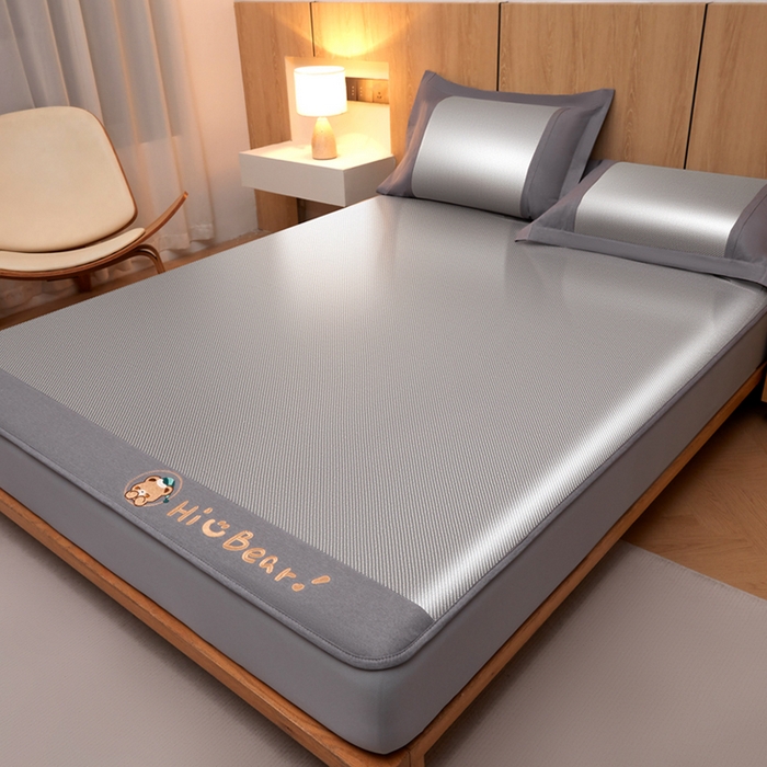 91家纺网 家纺一手货源 找家纺 全季家居 2025新款A类抗菌防螨小熊系列冰藤席凉席席子 平纹熊-银灰 床笠