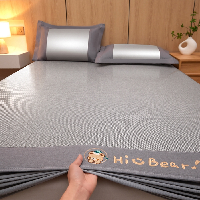 91家纺网 家纺一手货源 找家纺 全季家居 2025新款A类抗菌防螨小熊系列冰藤席凉席席子 平纹熊-银灰 床笠