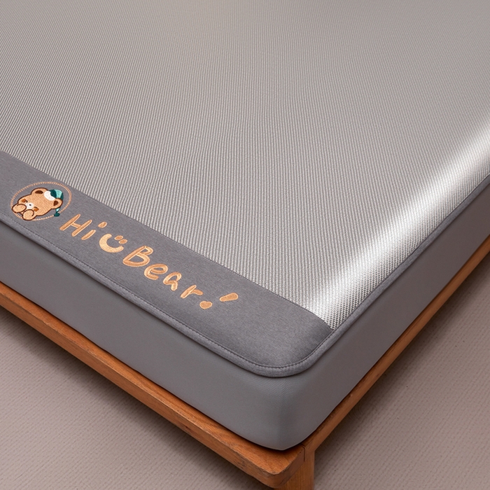 91家纺网 家纺一手货源 找家纺 全季家居 2025新款A类抗菌防螨小熊系列冰藤席凉席席子 平纹熊-银灰 床笠