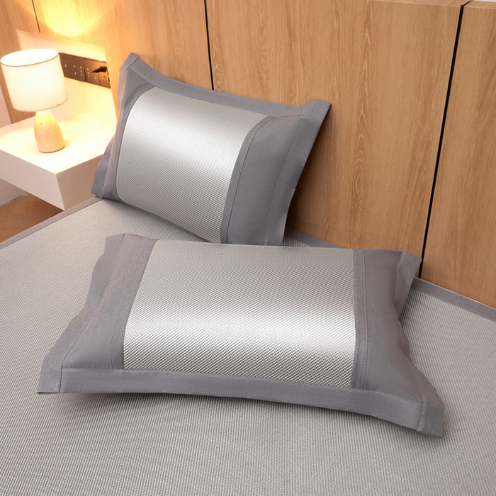 91家纺网 家纺一手货源 找家纺 全季家居 2025新款A类抗菌防螨小熊系列冰藤席凉席席子 平纹熊-银灰 床笠