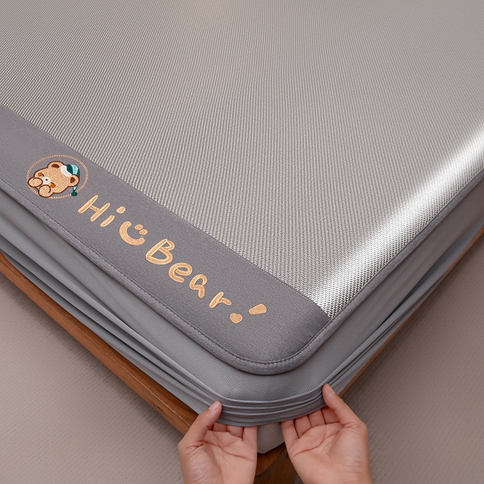 91家纺网 家纺一手货源 找家纺 全季家居 2025新款A类抗菌防螨小熊系列冰藤席凉席席子 平纹熊-银灰 床笠