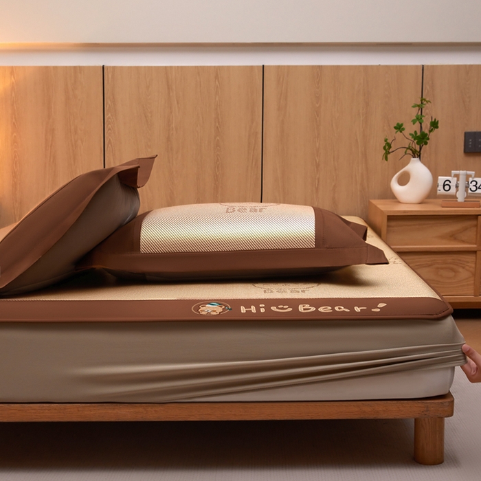 91家纺网 家纺一手货源 找家纺 全季家居 2025新款A类抗菌防螨小熊系列冰藤席凉席席子 提花熊-金咖 床笠