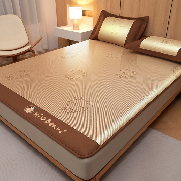 91家纺网 家纺一手货源 找家纺 全季家居 2025新款A类抗菌防螨小熊系列冰藤席凉席席子 提花熊-金咖 床笠