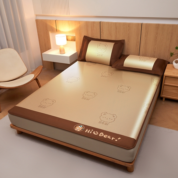 91家纺网 家纺一手货源 找家纺 全季家居 2025新款A类抗菌防螨小熊系列冰藤席凉席席子 提花熊-金咖 床笠