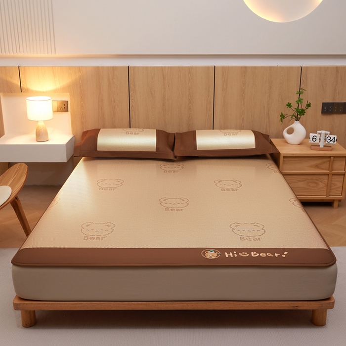 91家纺网 家纺一手货源 找家纺 全季家居 2025新款A类抗菌防螨小熊系列冰藤席凉席席子 提花熊-金咖 床笠