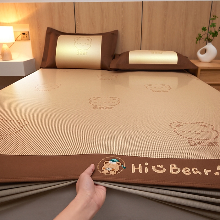 91家纺网 家纺一手货源 找家纺 全季家居 2025新款A类抗菌防螨小熊系列冰藤席凉席席子 提花熊-金咖 床笠