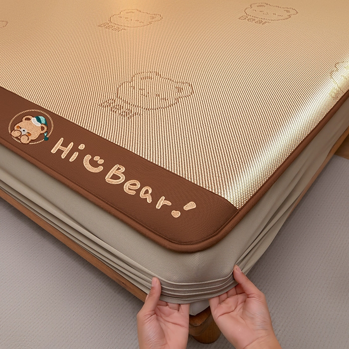 91家纺网 家纺一手货源 找家纺 全季家居 2025新款A类抗菌防螨小熊系列冰藤席凉席席子 提花熊-金咖 床笠