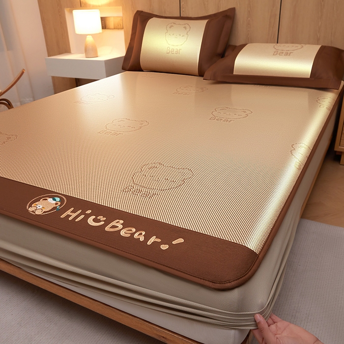 91家纺网 家纺一手货源 找家纺 全季家居 2025新款A类抗菌防螨小熊系列冰藤席凉席席子 提花熊-金咖 床笠