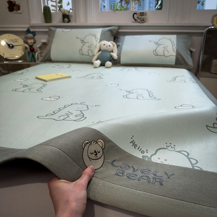 91家纺网 家纺一手货源 找家纺 全季家居 2025新款A类抗菌防螨数码印花冰藤席凉席席子 小恐龙 床席