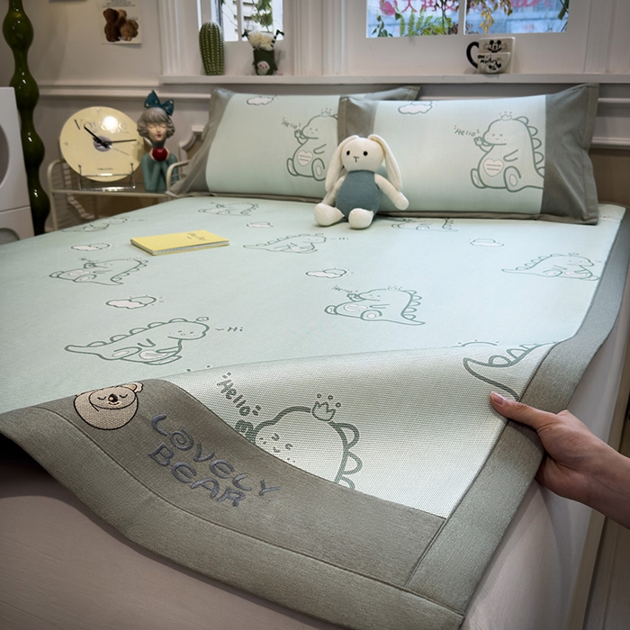 91家纺网 家纺一手货源 找家纺 全季家居 2025新款A类抗菌防螨数码印花冰藤席凉席席子 小恐龙 床席