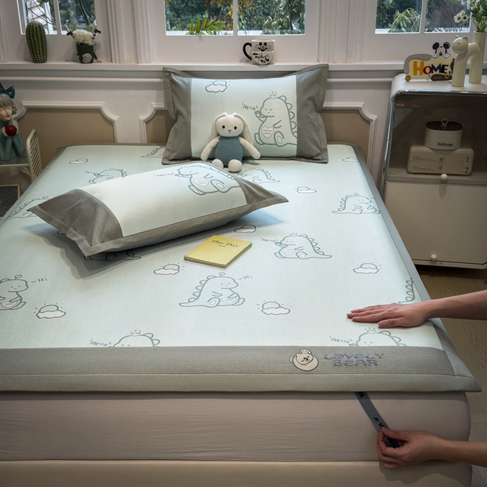 91家纺网 家纺一手货源 找家纺 全季家居 2025新款A类抗菌防螨数码印花冰藤席凉席席子 小恐龙 床席