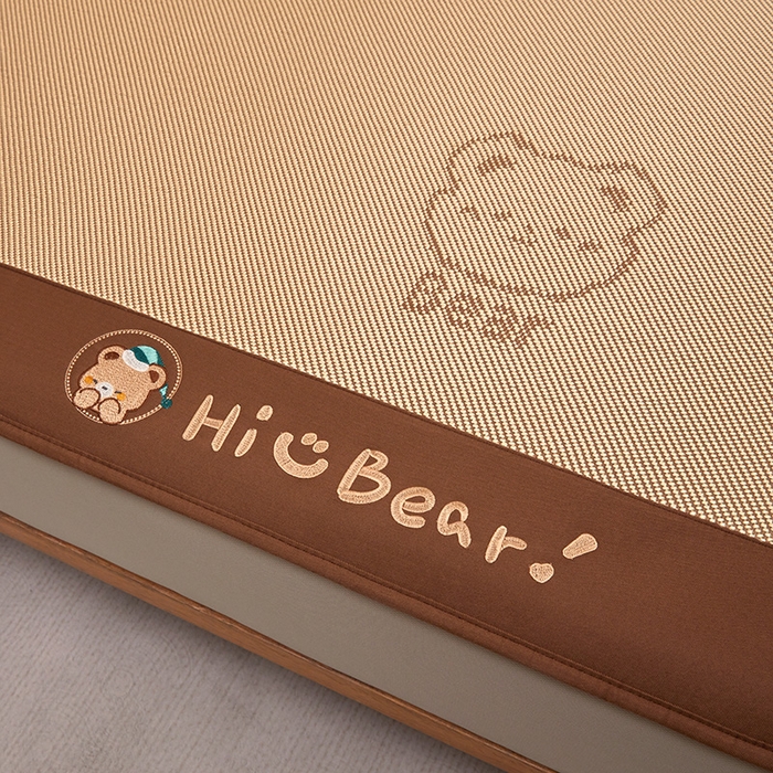 91家纺网 家纺一手货源 找家纺 全季家居 2025新款A类抗菌防螨小熊系列冰藤席凉席席子 提花熊-金咖 床笠