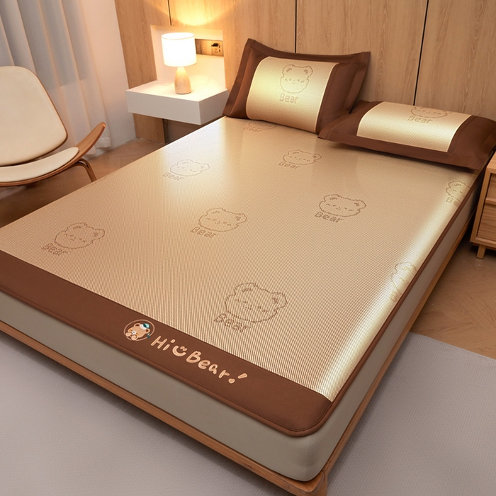 91家纺网 家纺一手货源 找家纺 全季家居 2025新款A类抗菌防螨小熊系列冰藤席凉席席子 提花熊-金咖 床笠