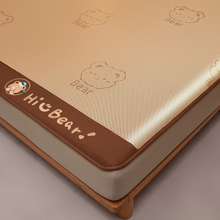 91家纺网 家纺一手货源 找家纺 全季家居 2025新款A类抗菌防螨小熊系列冰藤席凉席席子 提花熊-金咖 床笠