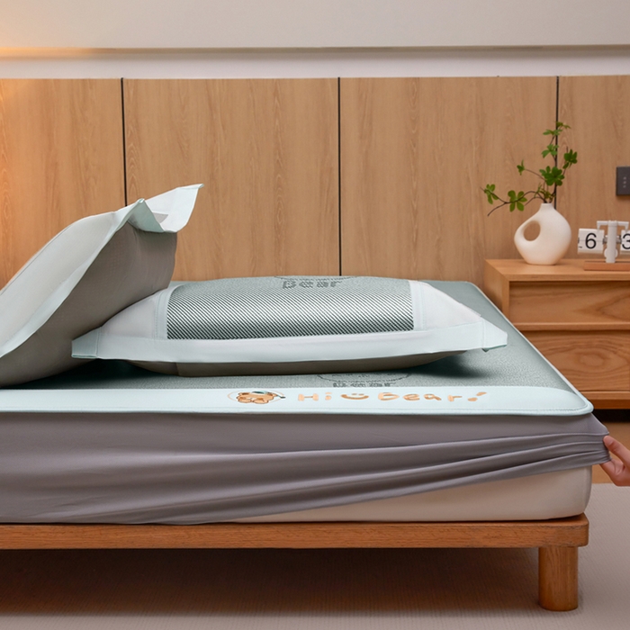 91家纺网 家纺一手货源 找家纺 全季家居 2025新款A类抗菌防螨小熊系列冰藤席凉席席子 提花熊-水绿 床笠