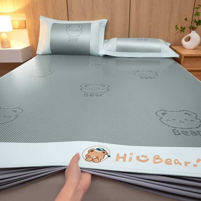 91家纺网 家纺一手货源 找家纺 全季家居 2025新款A类抗菌防螨小熊系列冰藤席凉席席子 提花熊-水绿 床笠