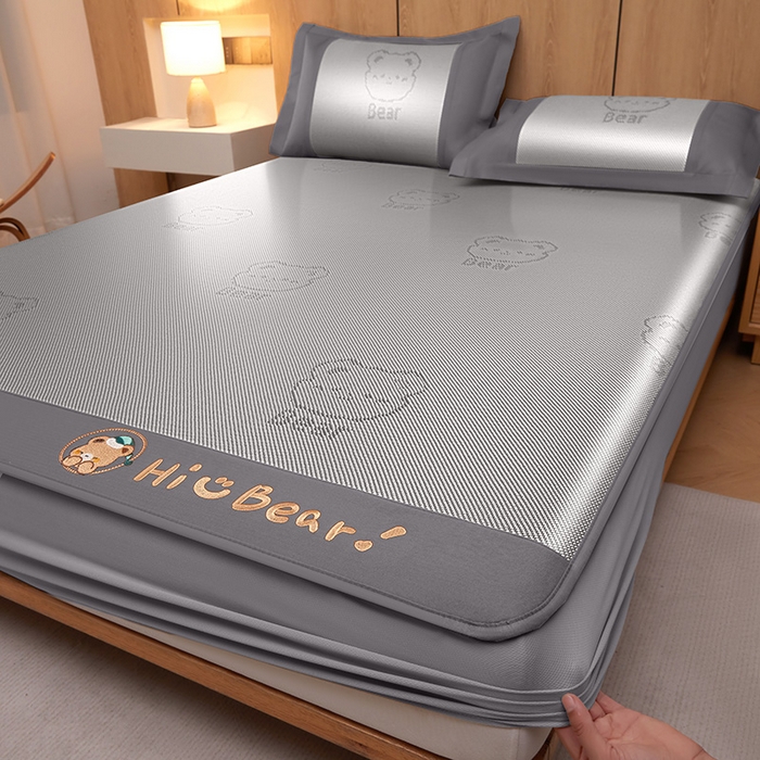 91家纺网 家纺一手货源 找家纺 全季家居 2025新款A类抗菌防螨小熊系列冰藤席凉席席子 提花熊-银灰 床笠