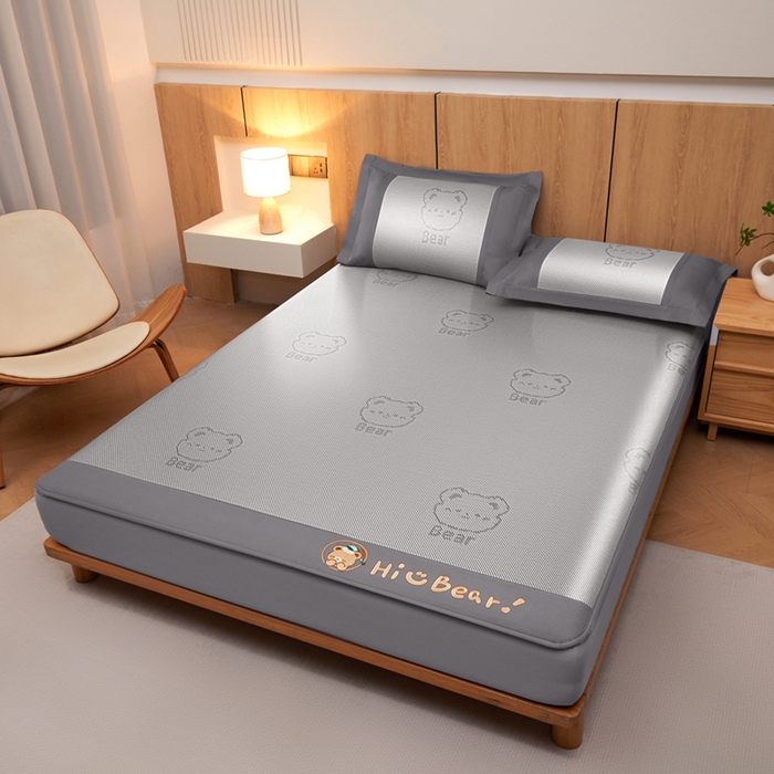 91家纺网 家纺一手货源 找家纺 全季家居 2025新款A类抗菌防螨小熊系列冰藤席凉席席子 提花熊-银灰 床笠