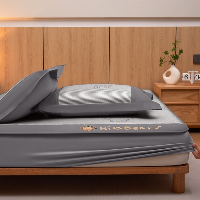 91家纺网 家纺一手货源 找家纺 全季家居 2025新款A类抗菌防螨小熊系列冰藤席凉席席子 提花熊-银灰 床笠