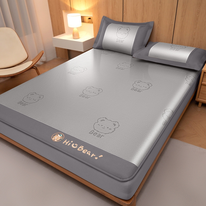 91家纺网 家纺一手货源 找家纺 全季家居 2025新款A类抗菌防螨小熊系列冰藤席凉席席子 提花熊-银灰 床笠