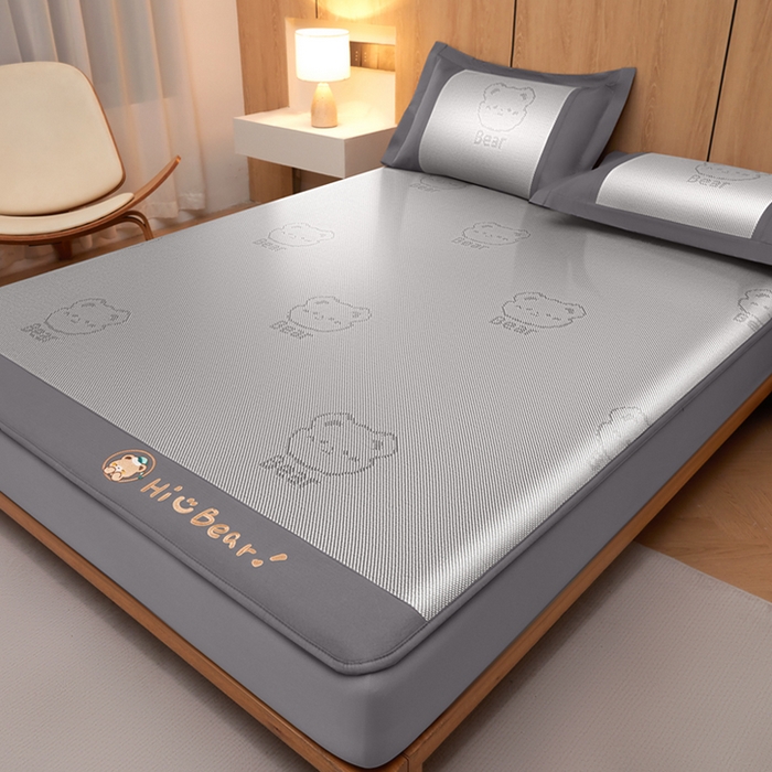 91家纺网 家纺一手货源 找家纺 全季家居 2025新款A类抗菌防螨小熊系列冰藤席凉席席子 提花熊-银灰 床笠