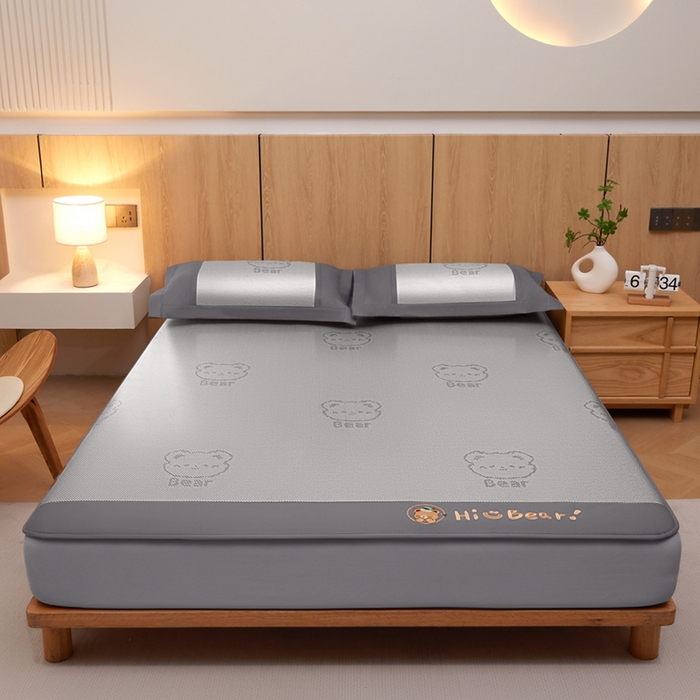 91家纺网 家纺一手货源 找家纺 全季家居 2025新款A类抗菌防螨小熊系列冰藤席凉席席子 提花熊-银灰 床笠