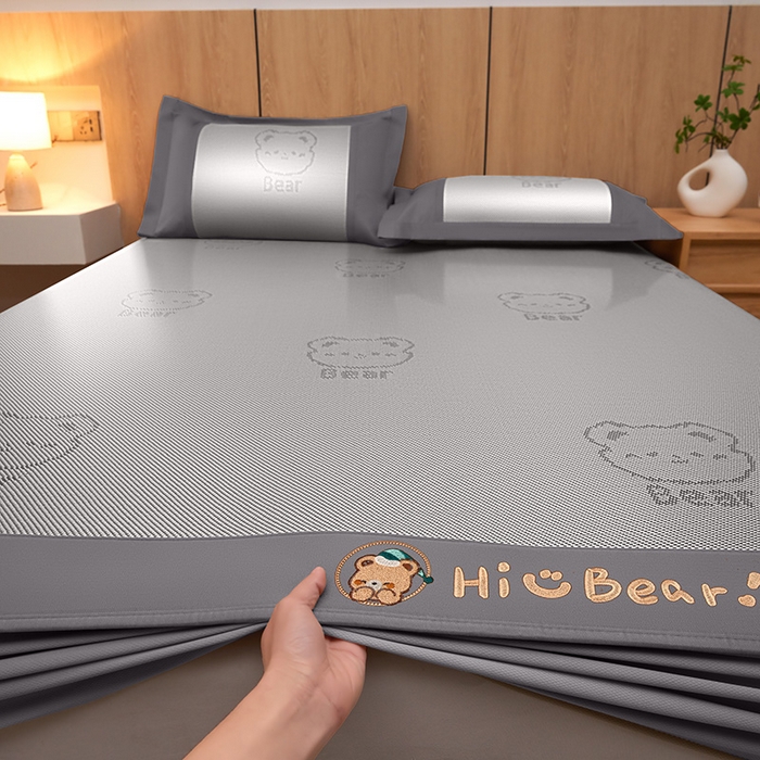 91家纺网 家纺一手货源 找家纺 全季家居 2025新款A类抗菌防螨小熊系列冰藤席凉席席子 提花熊-银灰 床笠